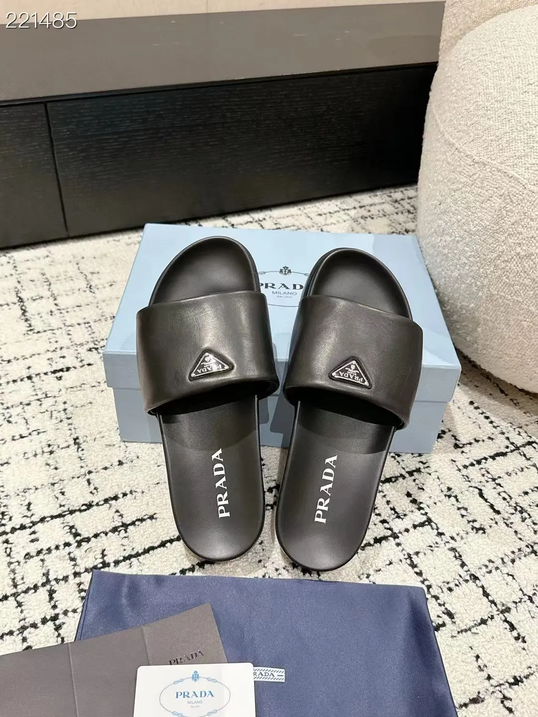 👟👟Ex-factory price 460👟👟 Couple model latest series! Prada 2024 spring and summer new sandals, double-breasted slippers, the latest catwalk series, classic upgrades, comfort and fashion coexist, every color combination looks good, and the design matches different style needs. Upper: original customized cowhide lining: original customized sheepskin lining, cowhide foot pads. Outsole: original molded non-slip outsole. Shoe size: women's size 35-40 (4142 customized) Men's size 39-45 (45 customized)